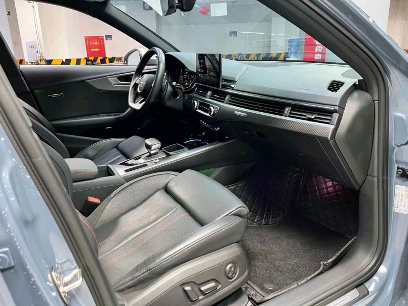 成都22年奥迪A4L9