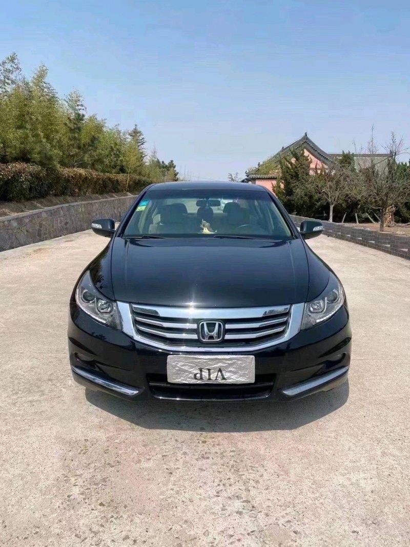 青岛12年本田雅阁1