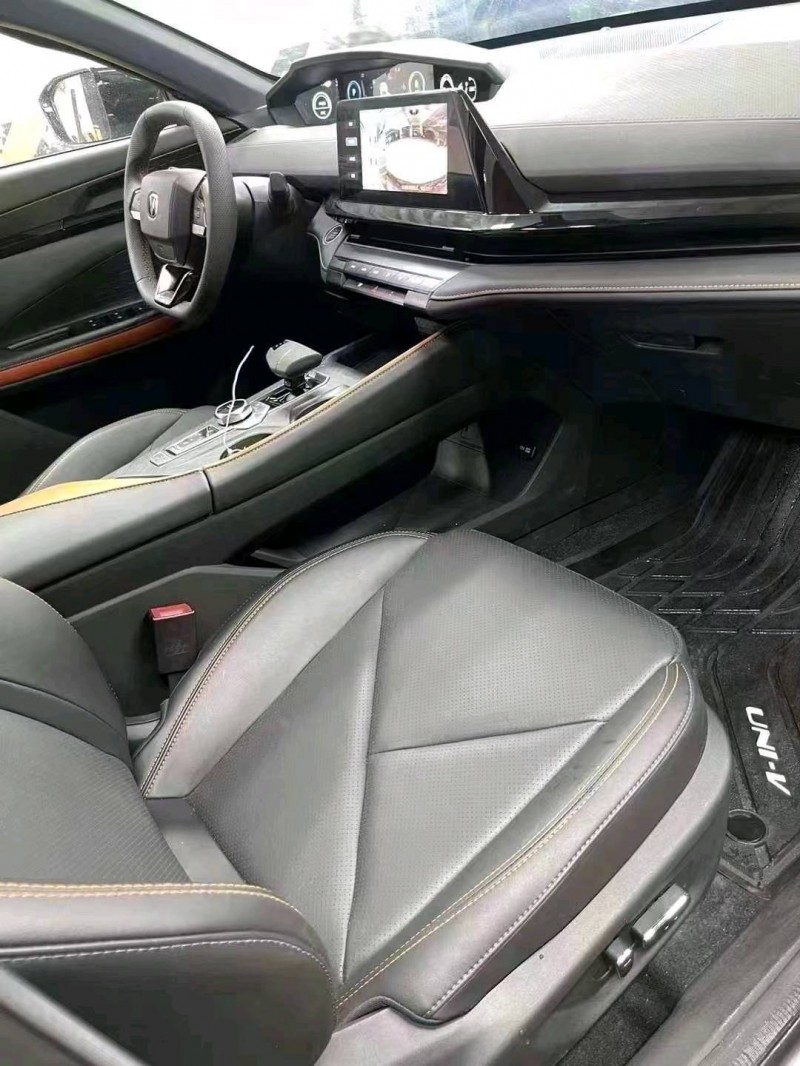 成都23年长安汽车UNI-V6