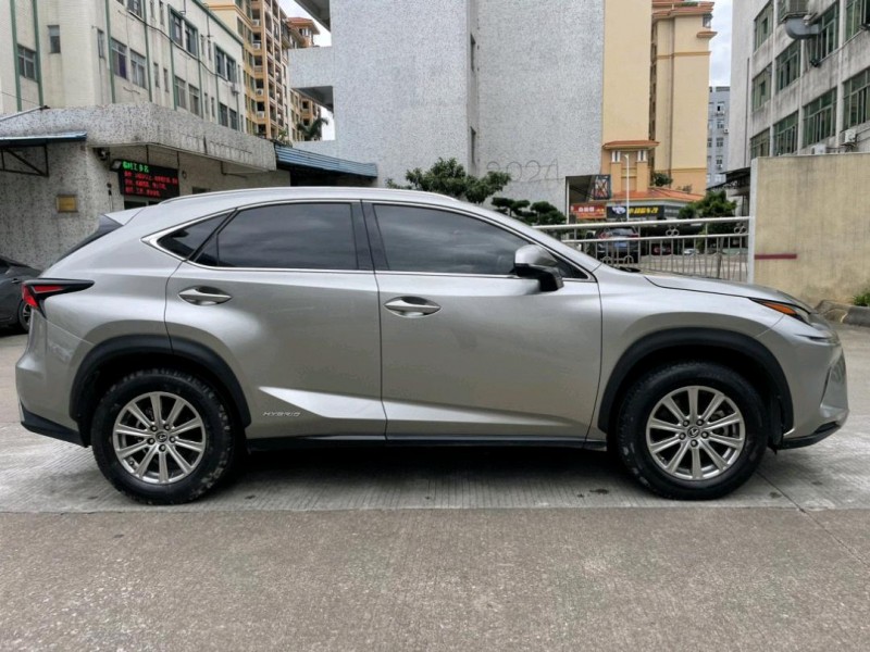中山18年雷克萨斯NX2