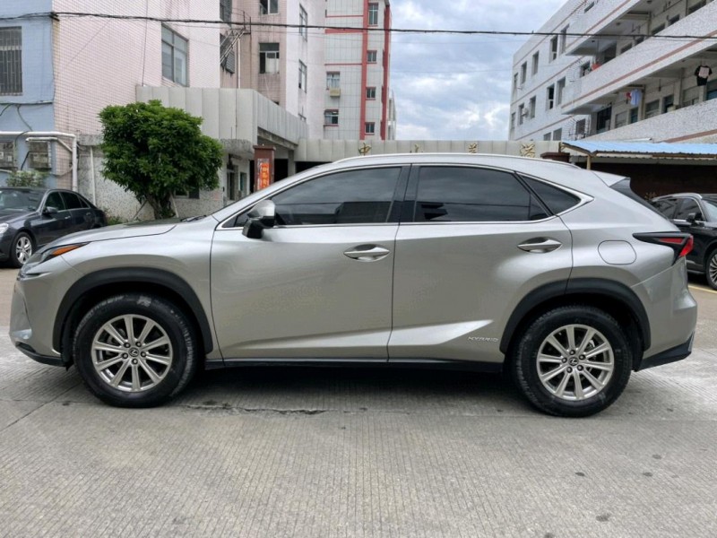 中山18年雷克萨斯NX3