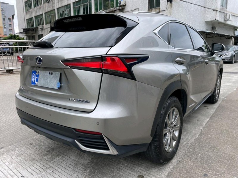 中山18年雷克萨斯NX4