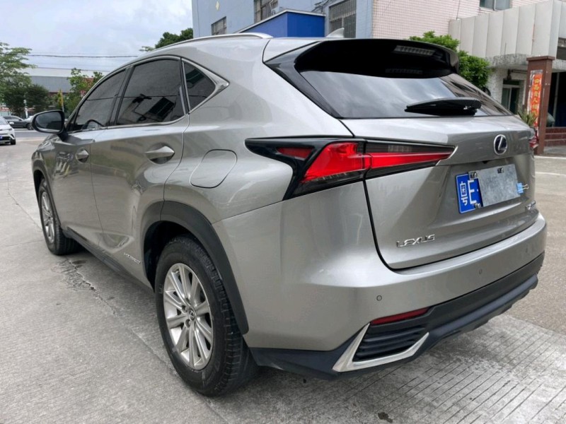 中山18年雷克萨斯NX5