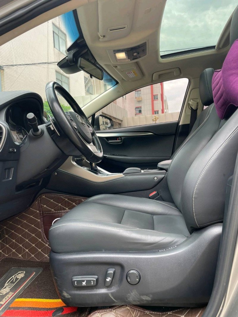 中山18年雷克萨斯NX7