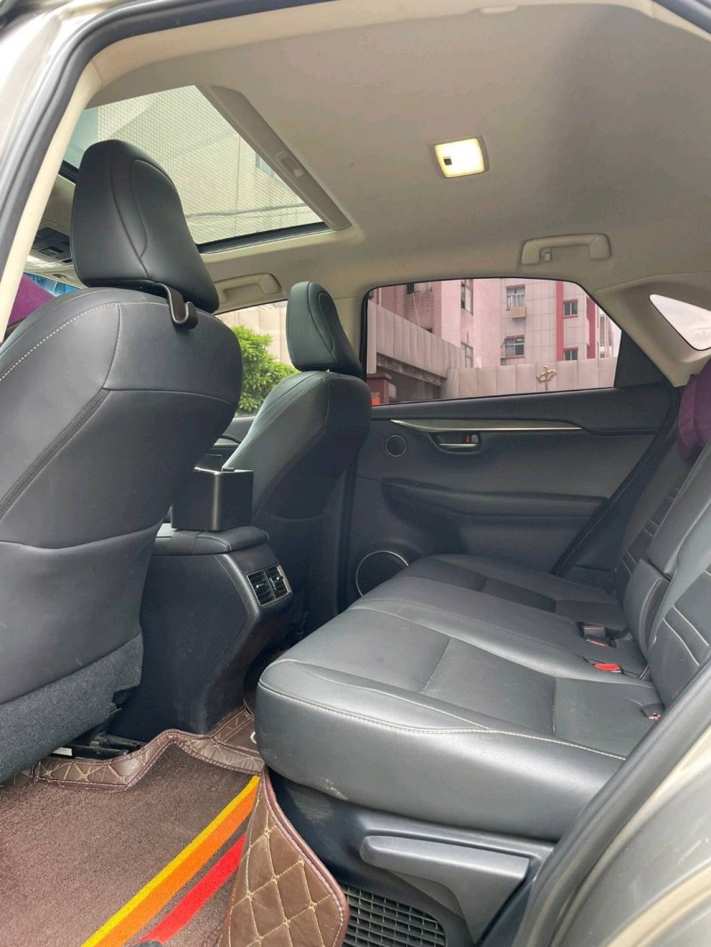 中山18年雷克萨斯NX8