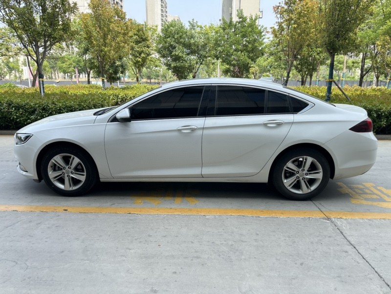 济宁19年别克君威4