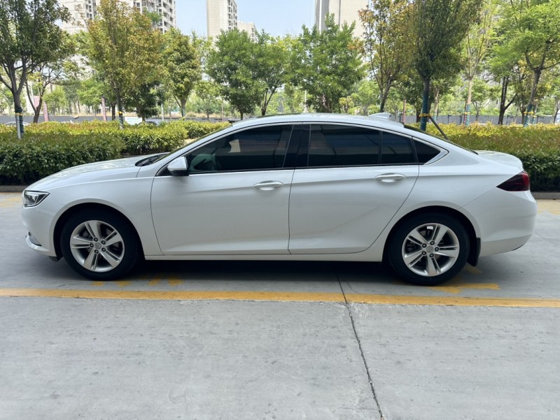 济宁19年别克君威4