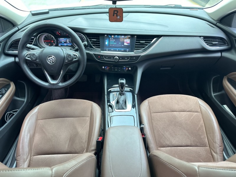 济宁19年别克君威5