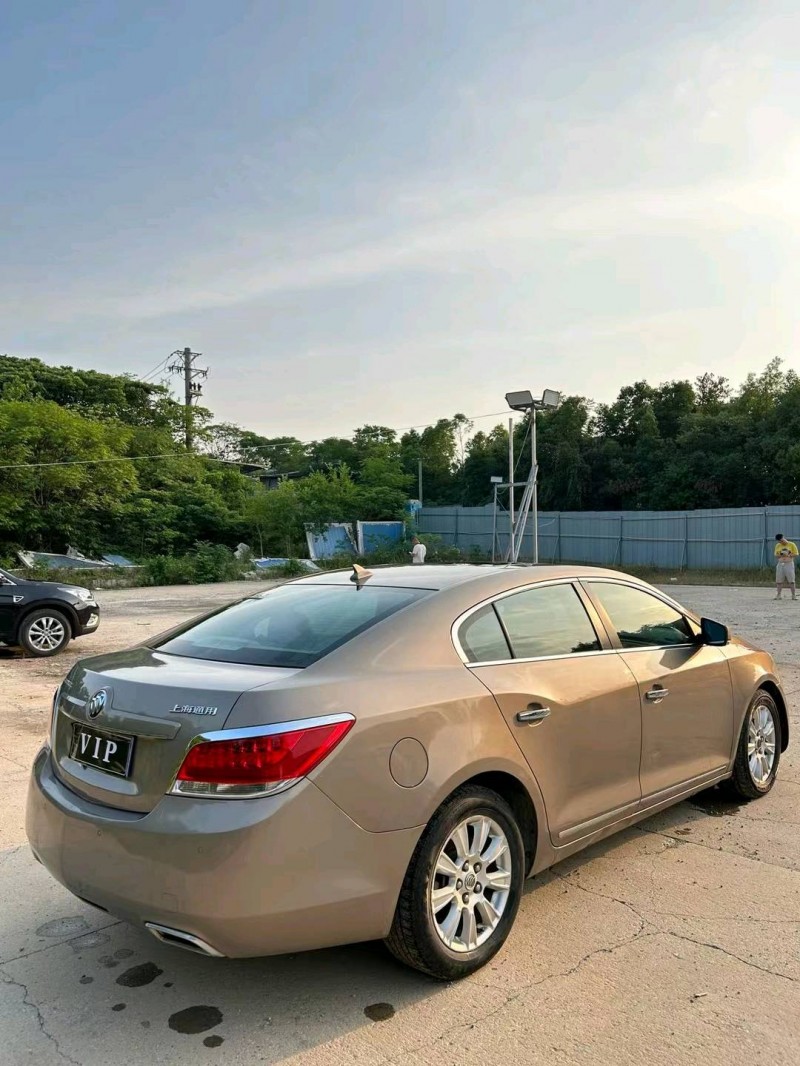 武汉11年别克君越5