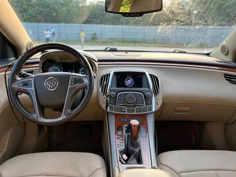 武汉11年别克君越8