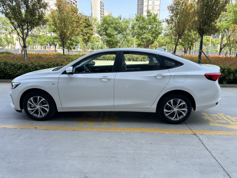 济宁24年别克威朗8