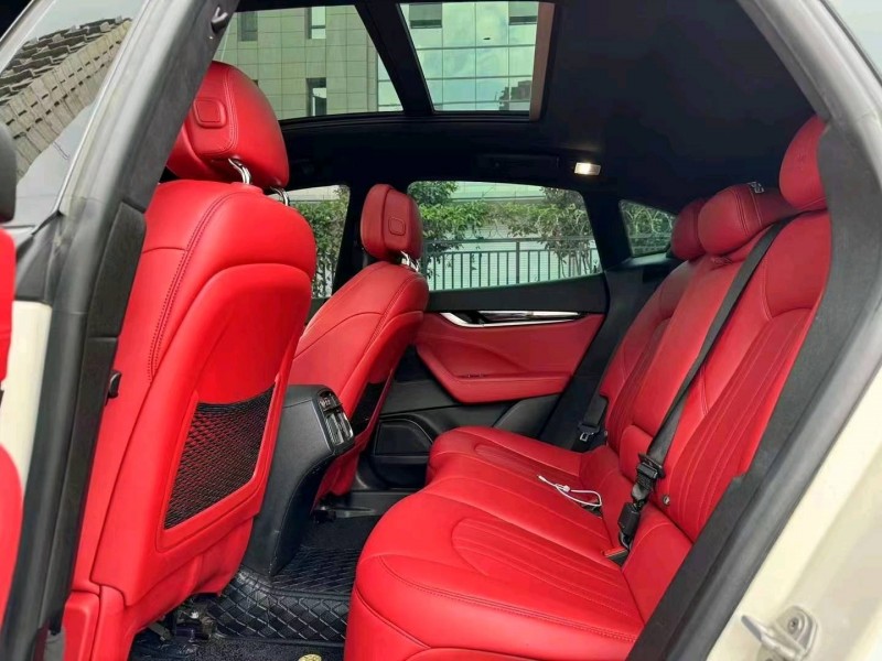 昆明17年瑪莎拉蒂Levante8