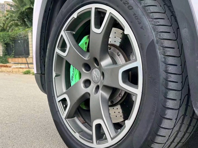 昆明17年瑪莎拉蒂Levante9