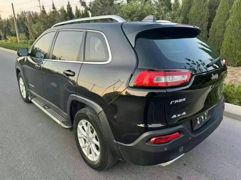 东营16年Jeep自由光2