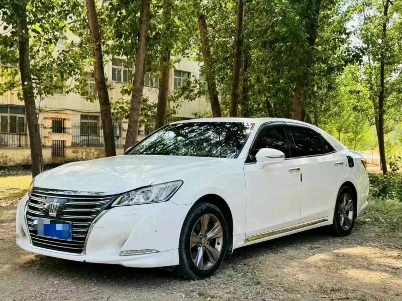 东营17年丰田皇冠2