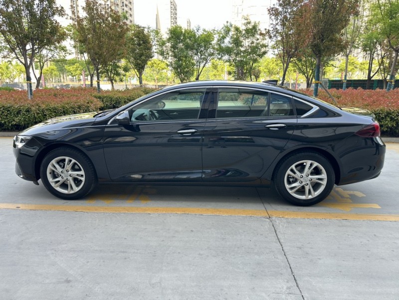 济宁23年别克君威5