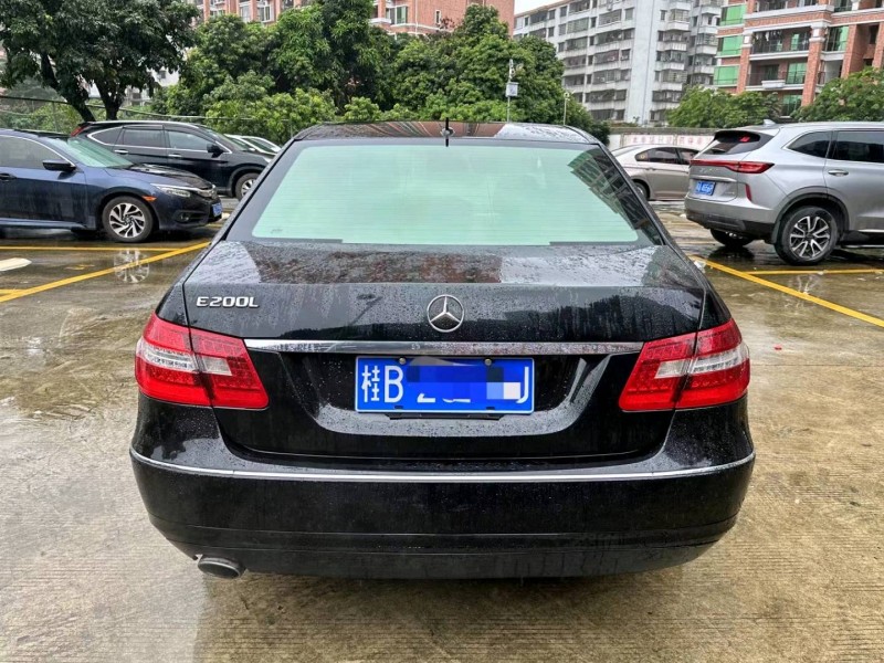 广州11年奔驰E8
