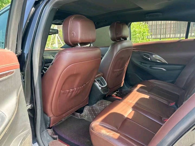 邢台15年别克君越5