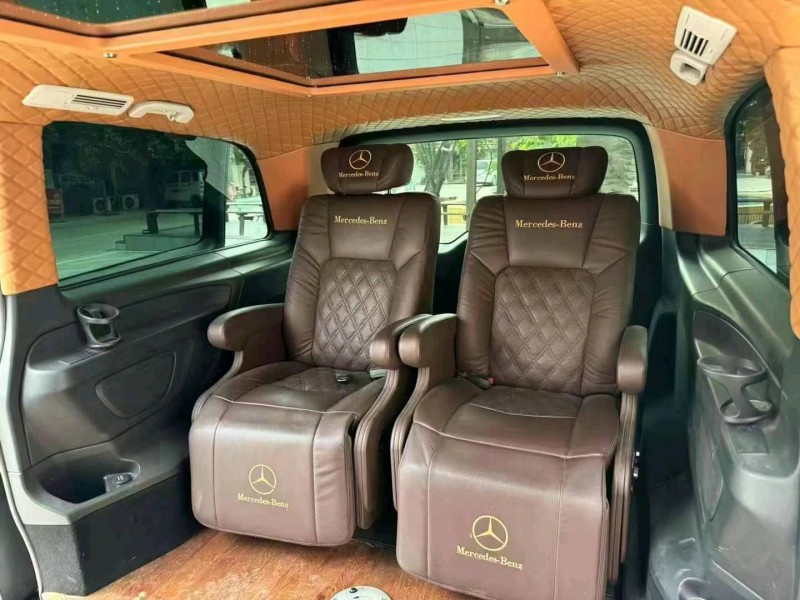 济南17年奔驰维特斯8