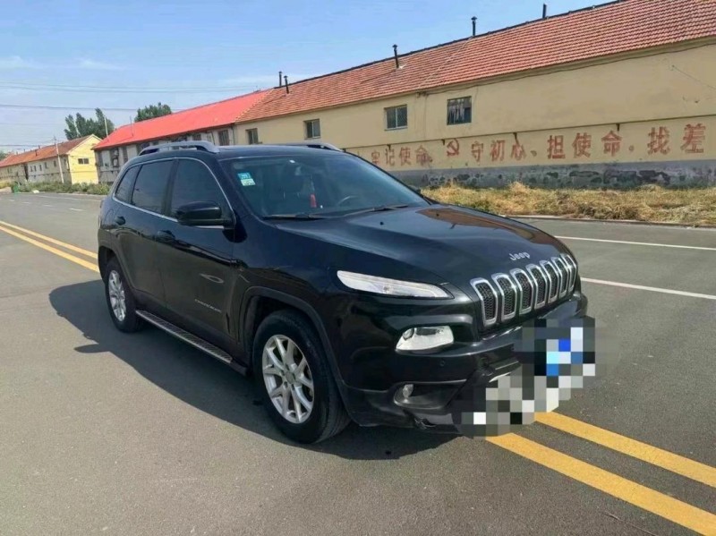 枣庄16年Jeep自由光3