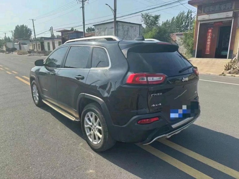 枣庄16年Jeep自由光5