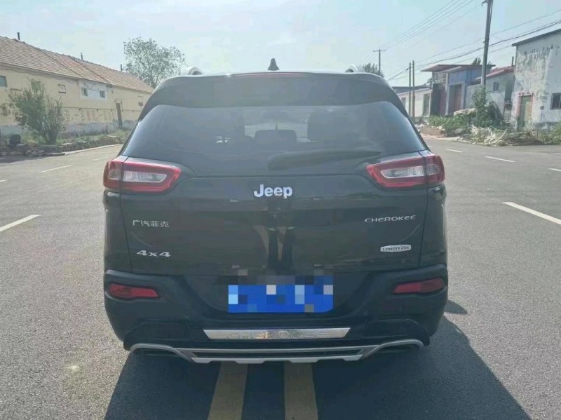 枣庄16年Jeep自由光8