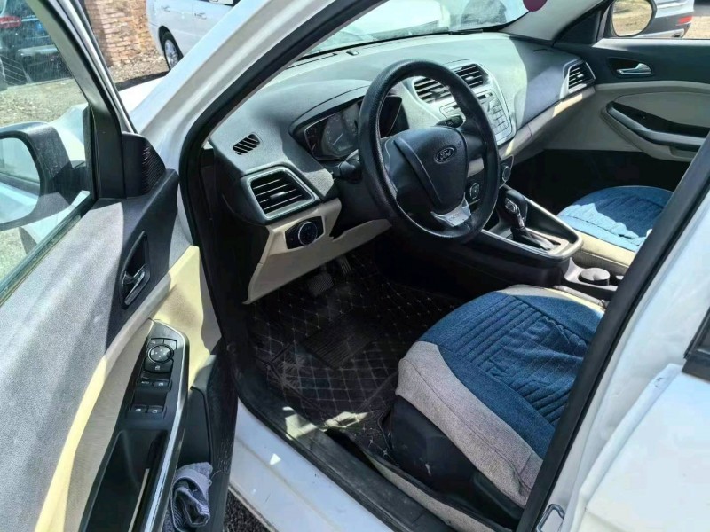 保定18年福特福睿斯8