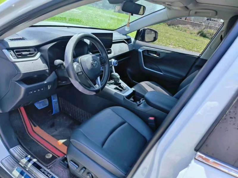 保定23年丰田RAV4荣放7