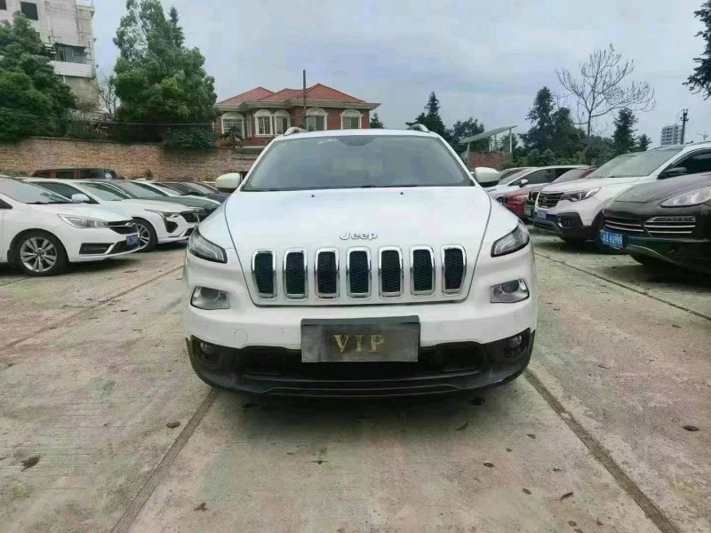 枣庄17年Jeep自由光1