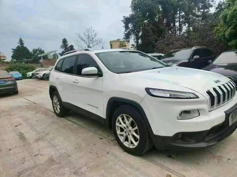 枣庄17年Jeep自由光2