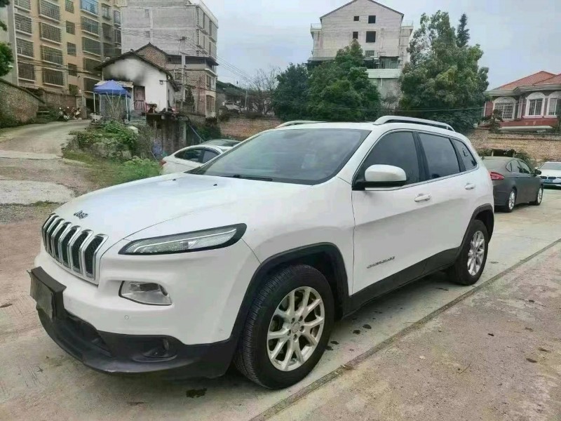 枣庄17年Jeep自由光3