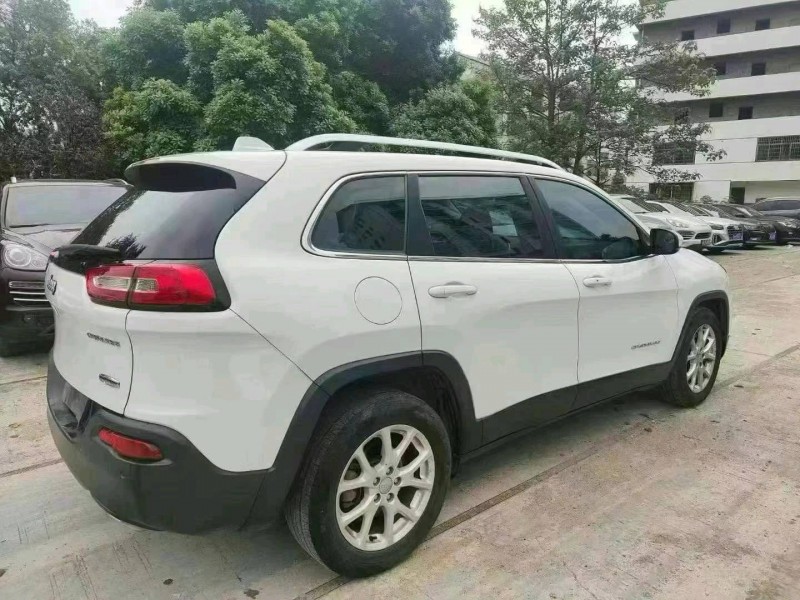 枣庄17年Jeep自由光4