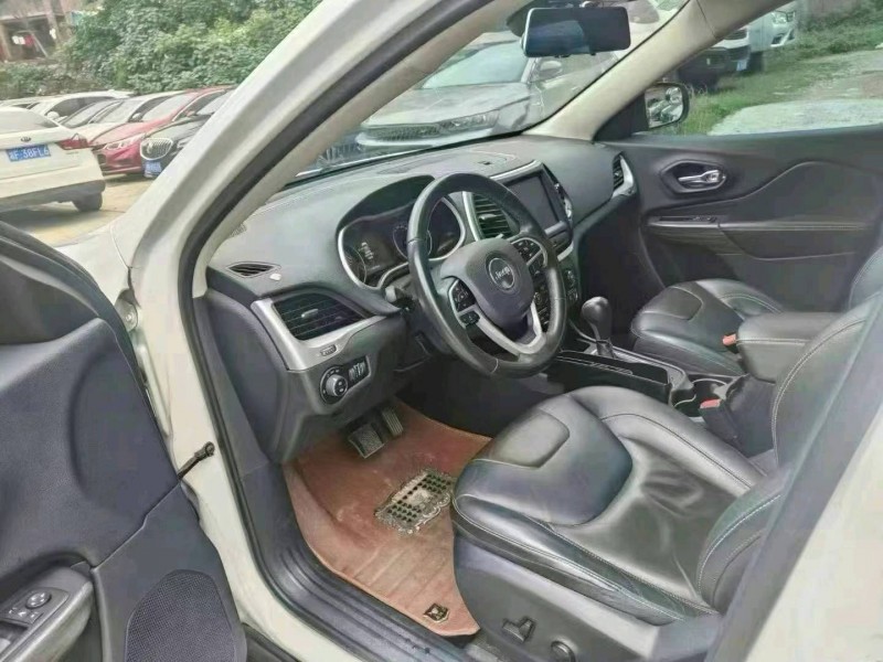 枣庄17年Jeep自由光6