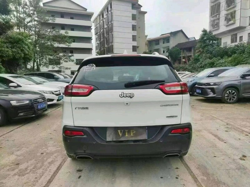 枣庄17年Jeep自由光7