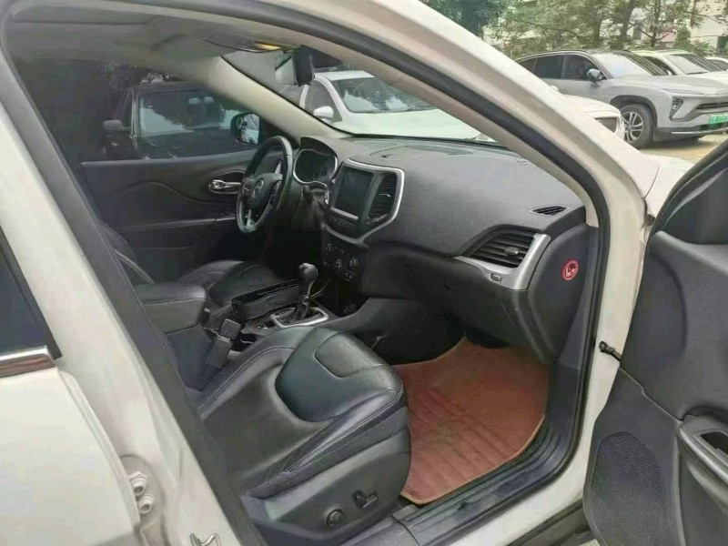 枣庄17年Jeep自由光8