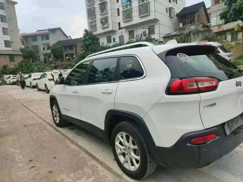 枣庄17年Jeep自由光9