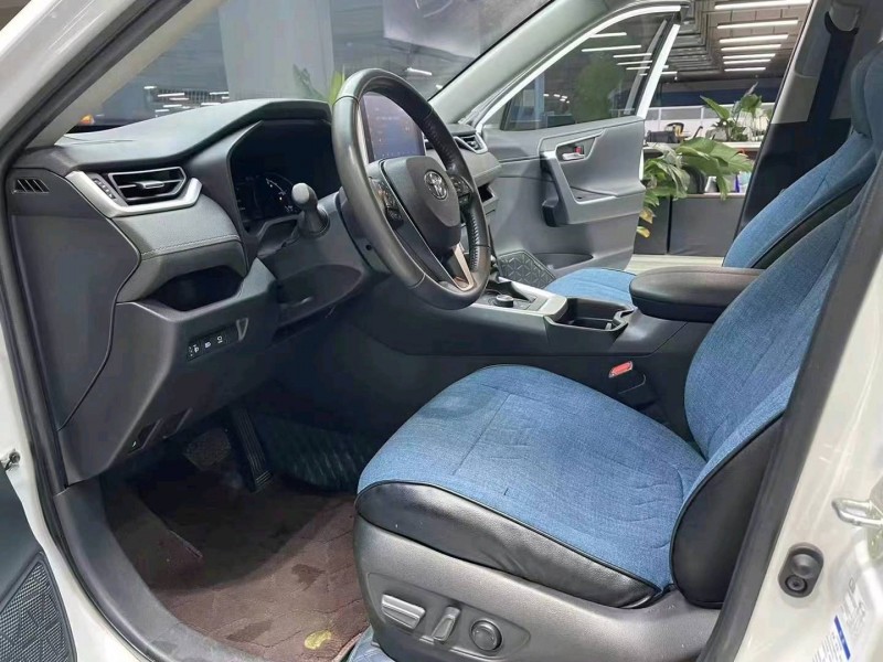成都21年丰田RAV44
