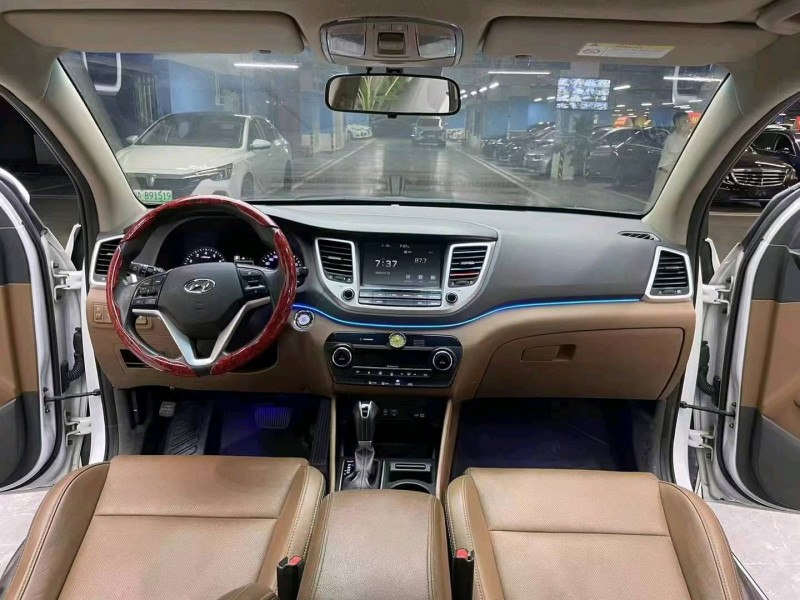 成都16年现代途胜3