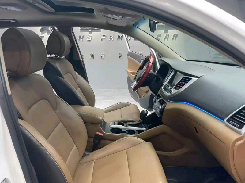 成都16年现代途胜4