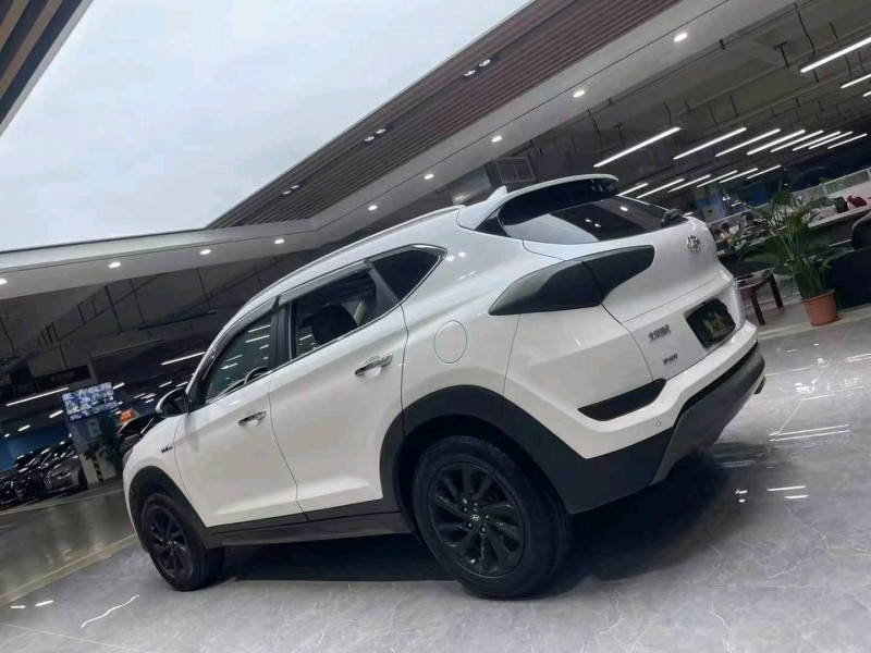 成都16年现代途胜8