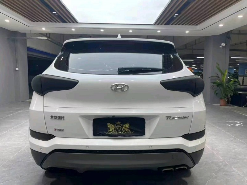 成都16年现代途胜9