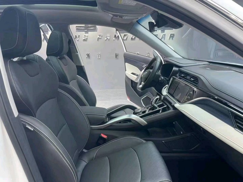 成都21年吉利博越9