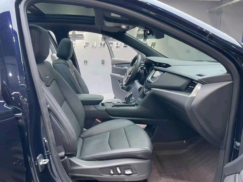 成都20年凯迪拉克XT54