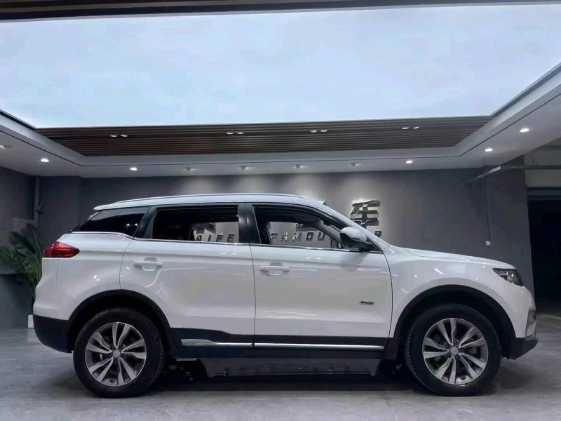 成都18年吉利博越8