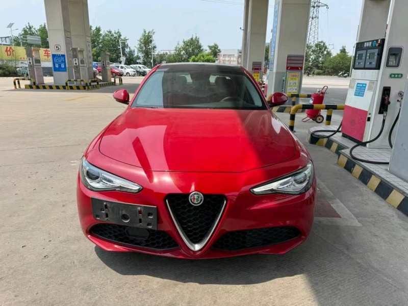 济宁17年阿尔法·罗密欧Giulia1