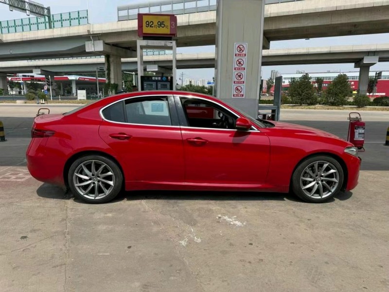 济宁17年阿尔法·罗密欧Giulia3