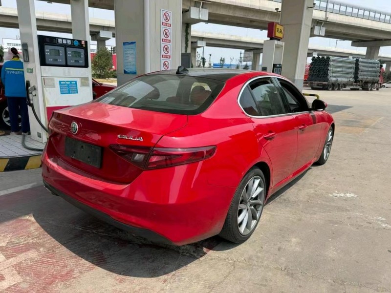 济宁17年阿尔法·罗密欧Giulia8