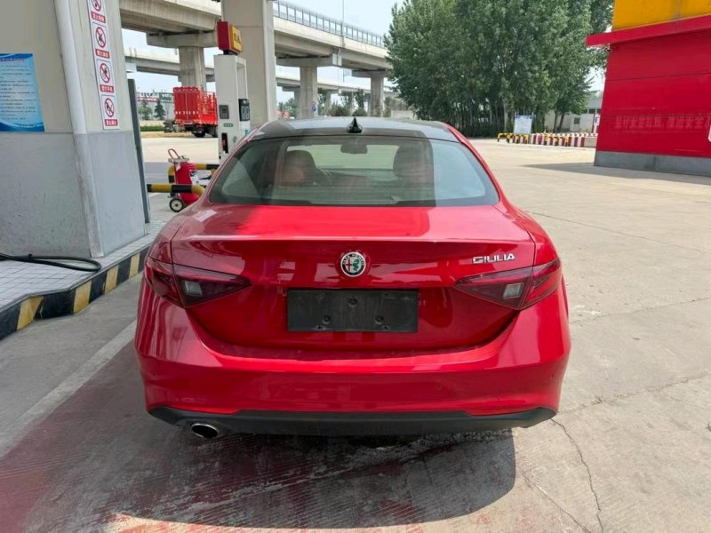 济宁17年阿尔法·罗密欧Giulia9
