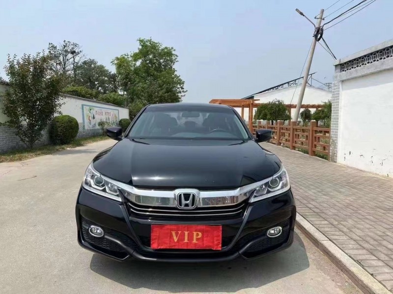 青岛17年本田雅阁1