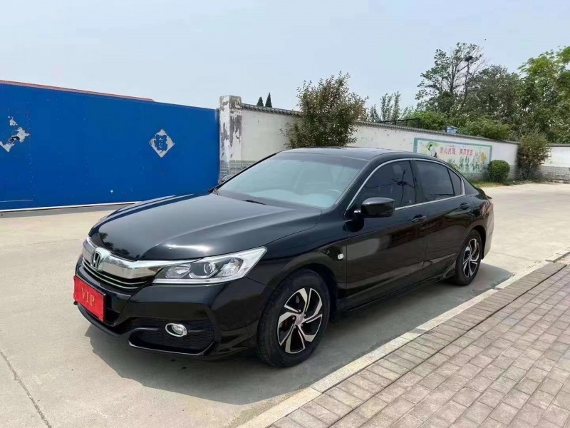 青岛17年本田雅阁2